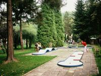 Minigolf na letním koupališti