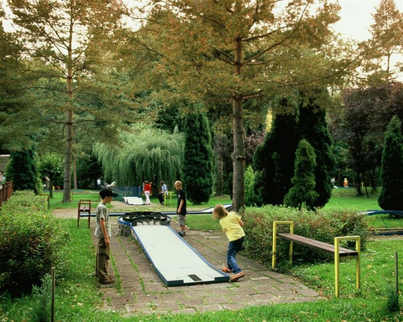 Minigolf na letním koupališti